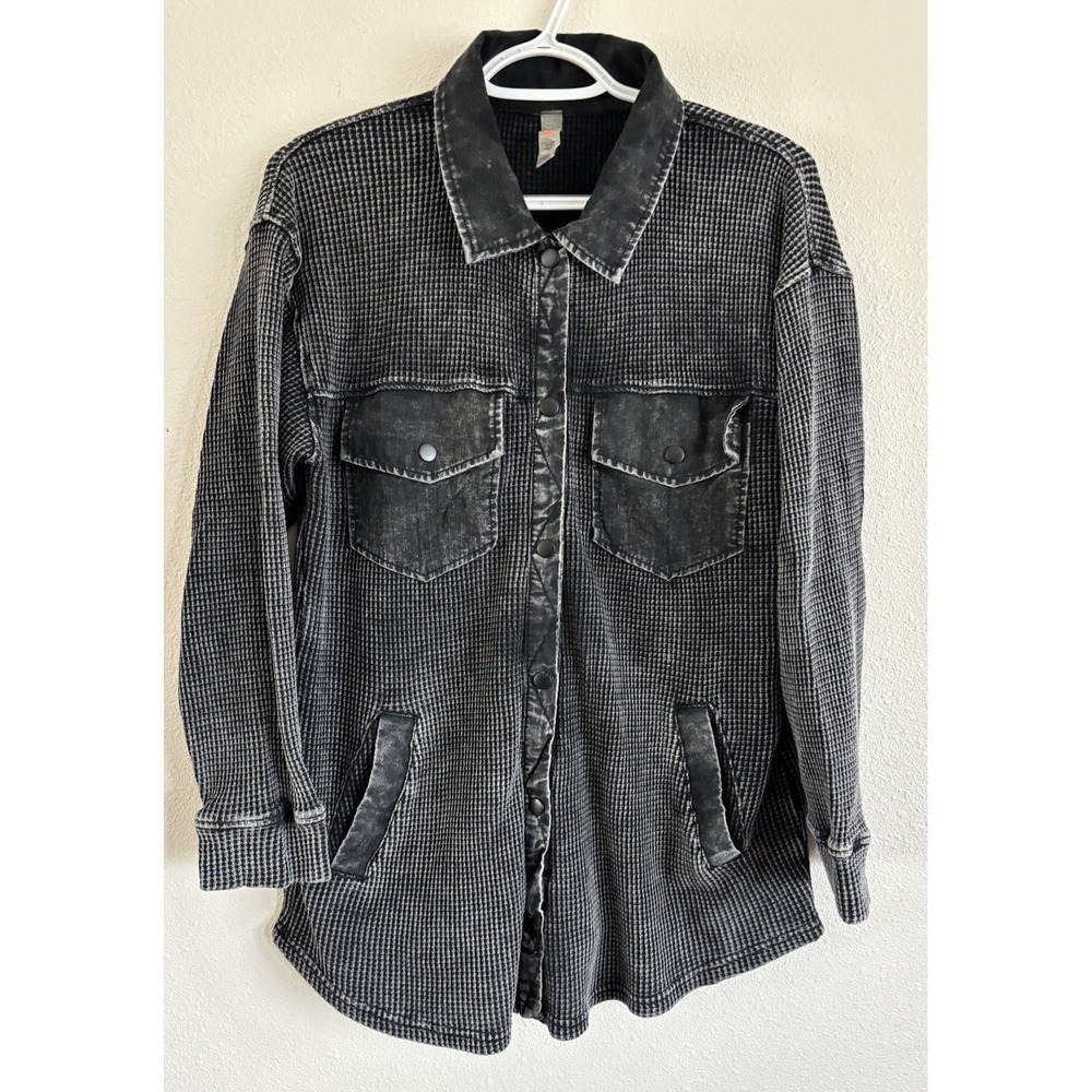 Mono B Acid Wash Waffle Knit Shacket Jacket Womens Small Black/ Gray Snap Front
